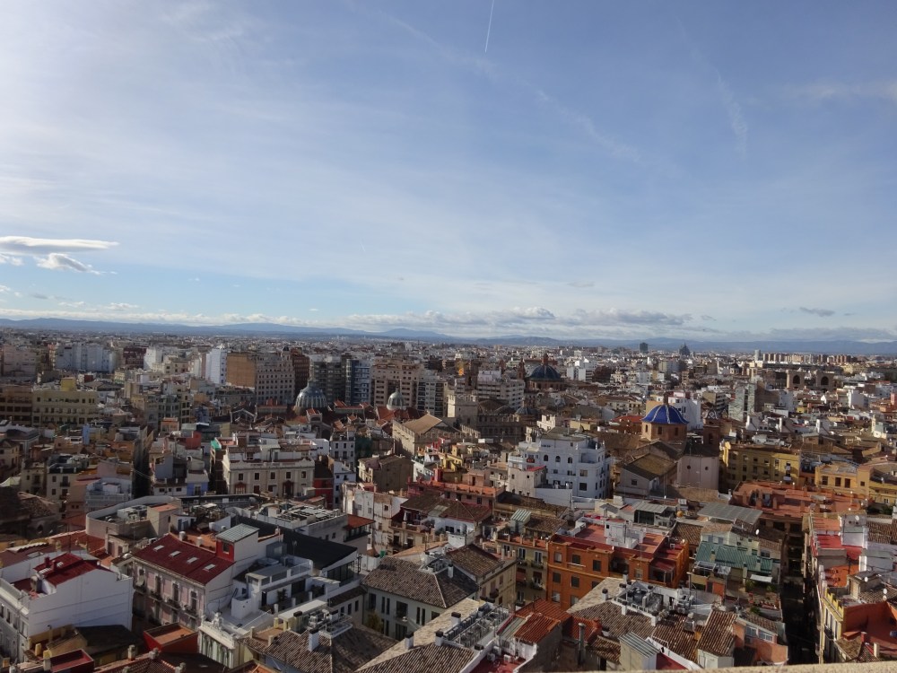 La vista di Valencia dall'alto con i tetti rossi e le case di molti colori, il panorama è piuttosto caotico e mediterraneo