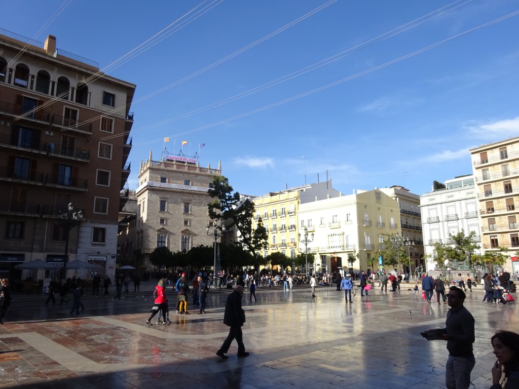 Plaza de la Virgen con il Palazzo de la Generalitat e la Basilica. Valencia, Spagna 