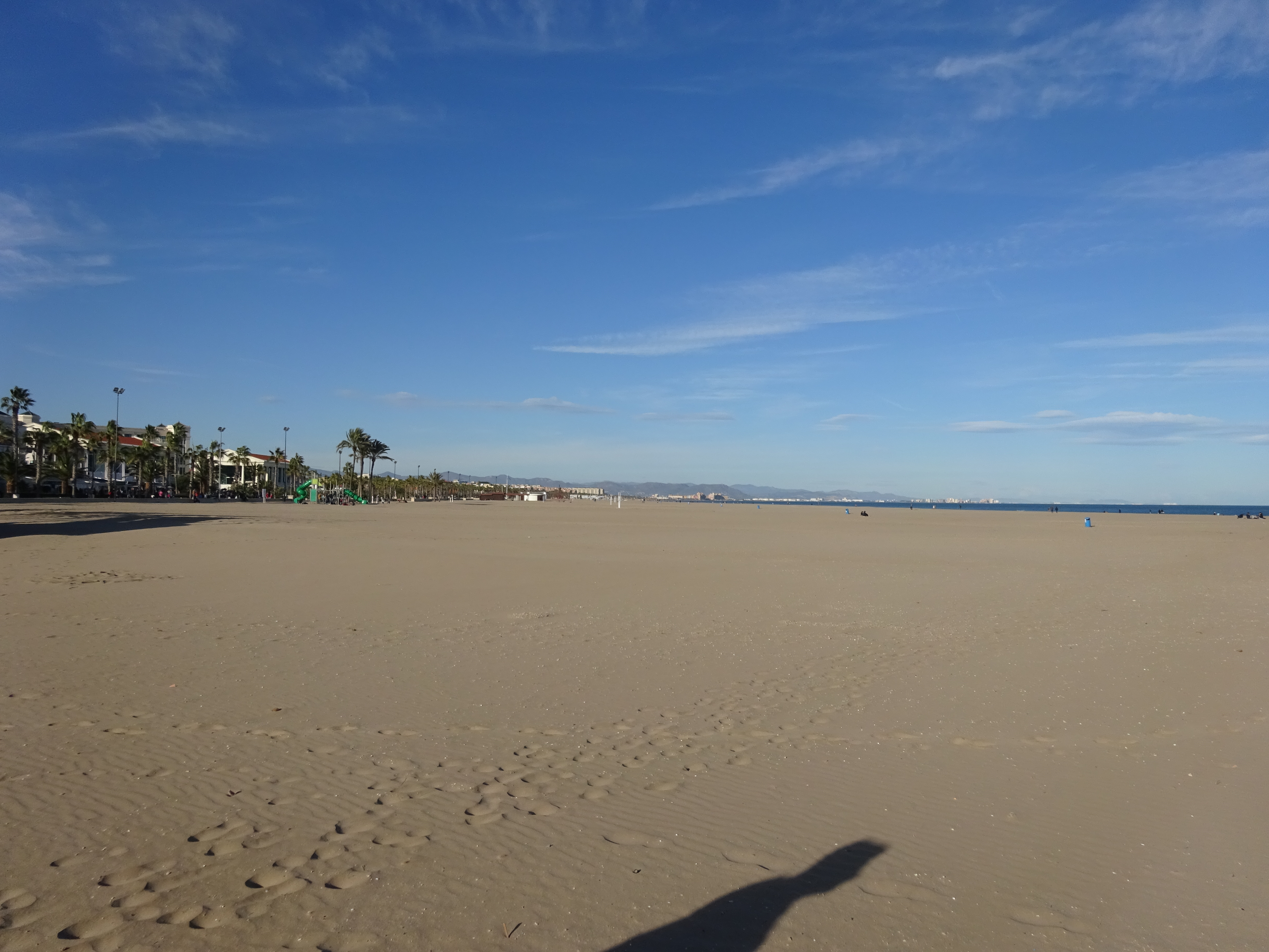 Sabbia fine e dorata di Valencia con le colline sullo sfondo