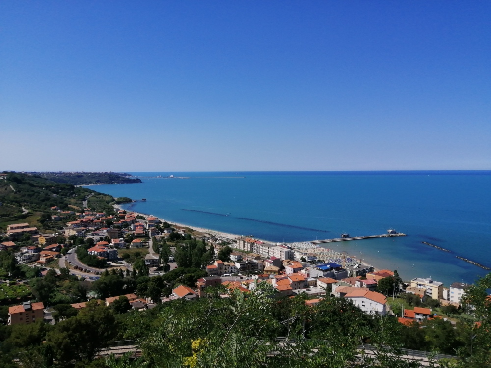 La vista dal Belvedere Marconi sul Mar Adriatico e sulle colline, San Vito Chietino