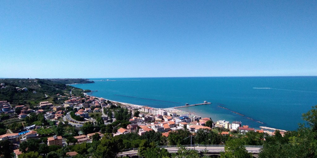 La vista completa dal Belvedere Marconi sul Mar Adriatico e sulle colline, San Vito Chietino