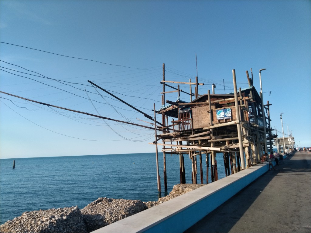 La tradizionale macchina da pesca abruzzese, il trabocco, a Marina di San Vito, in Abruzzo