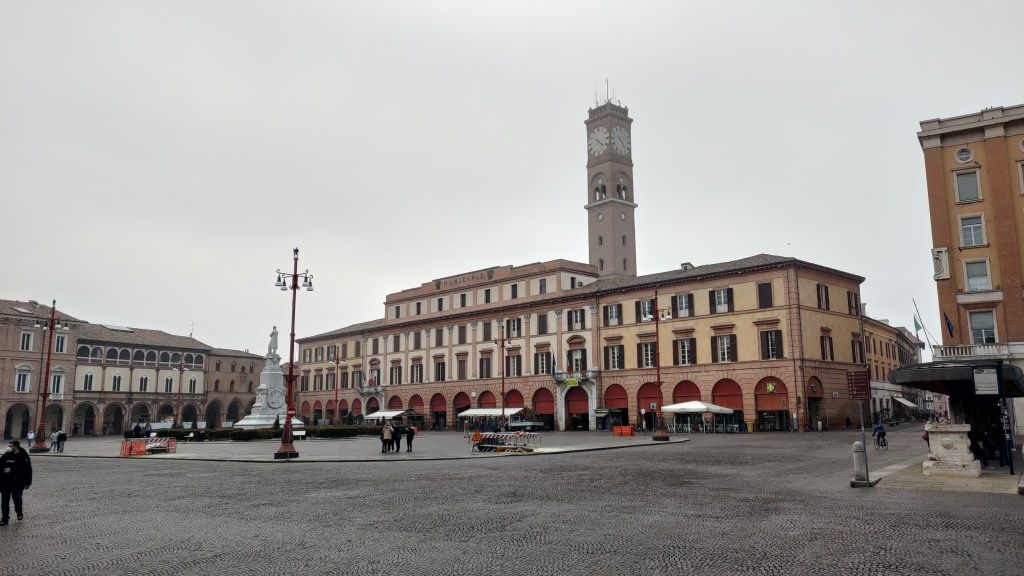 Piazza Saffi con il Palazzo Comunale, la Torre Civica e la statuta di Saffi, Forlì, Emilia Romagna