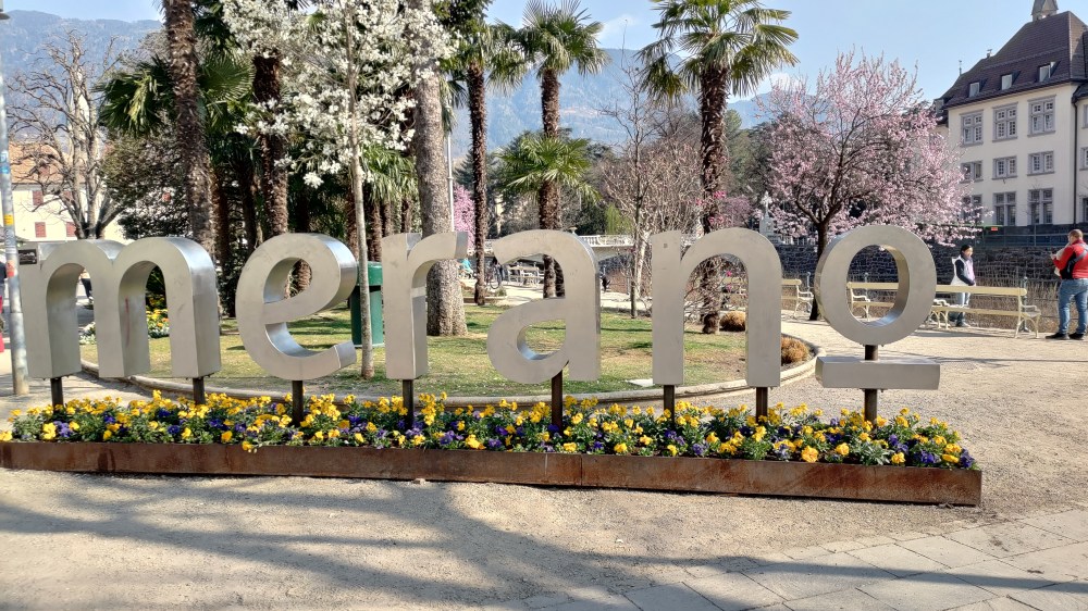 La scritta "Merano" situata sul lungofiume nel centro di Merano