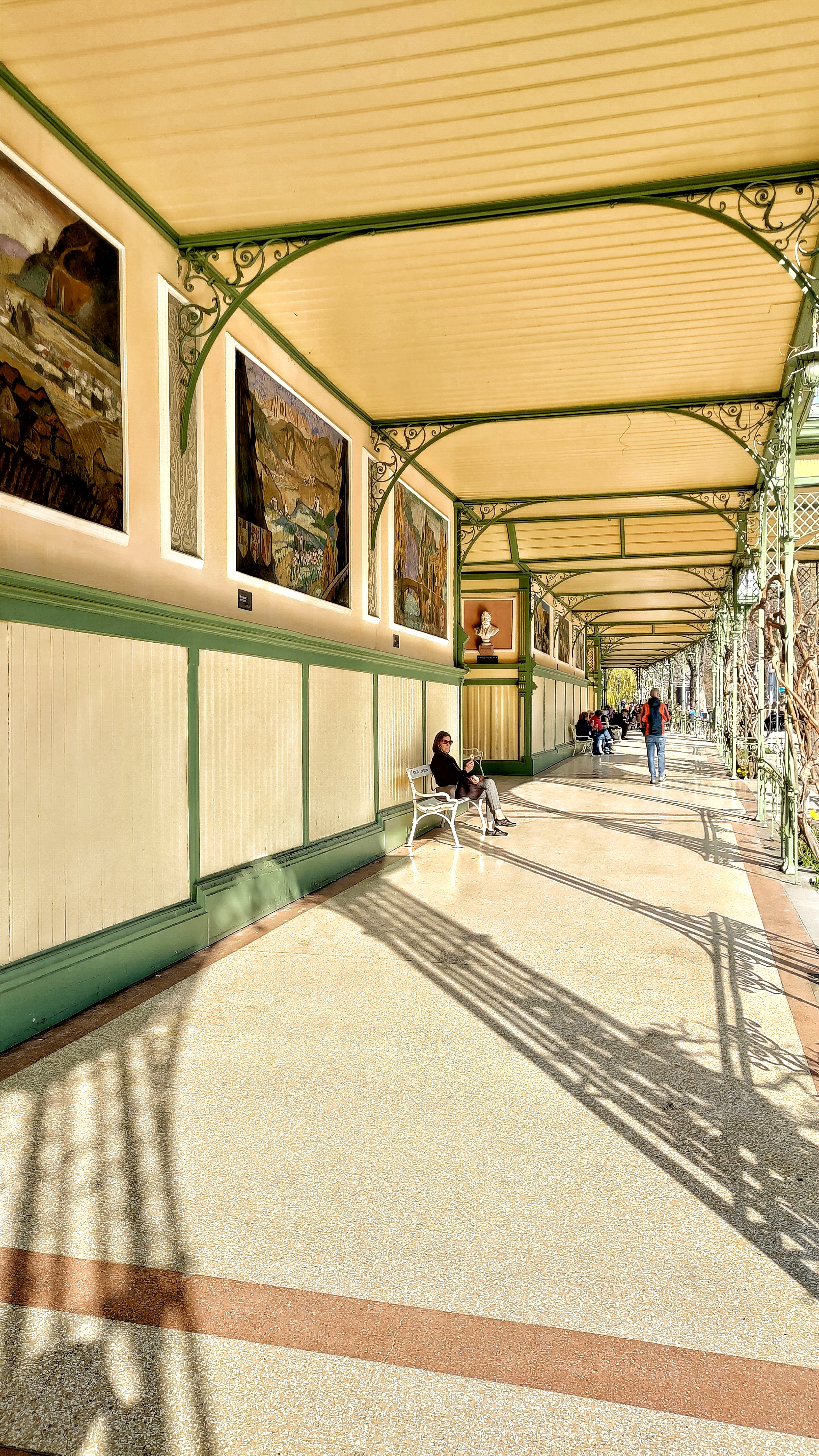 La Wandelhalle di Merano, ovvero una lunga galleria coperta all'aperto decorata da opere di artisti altoatesini