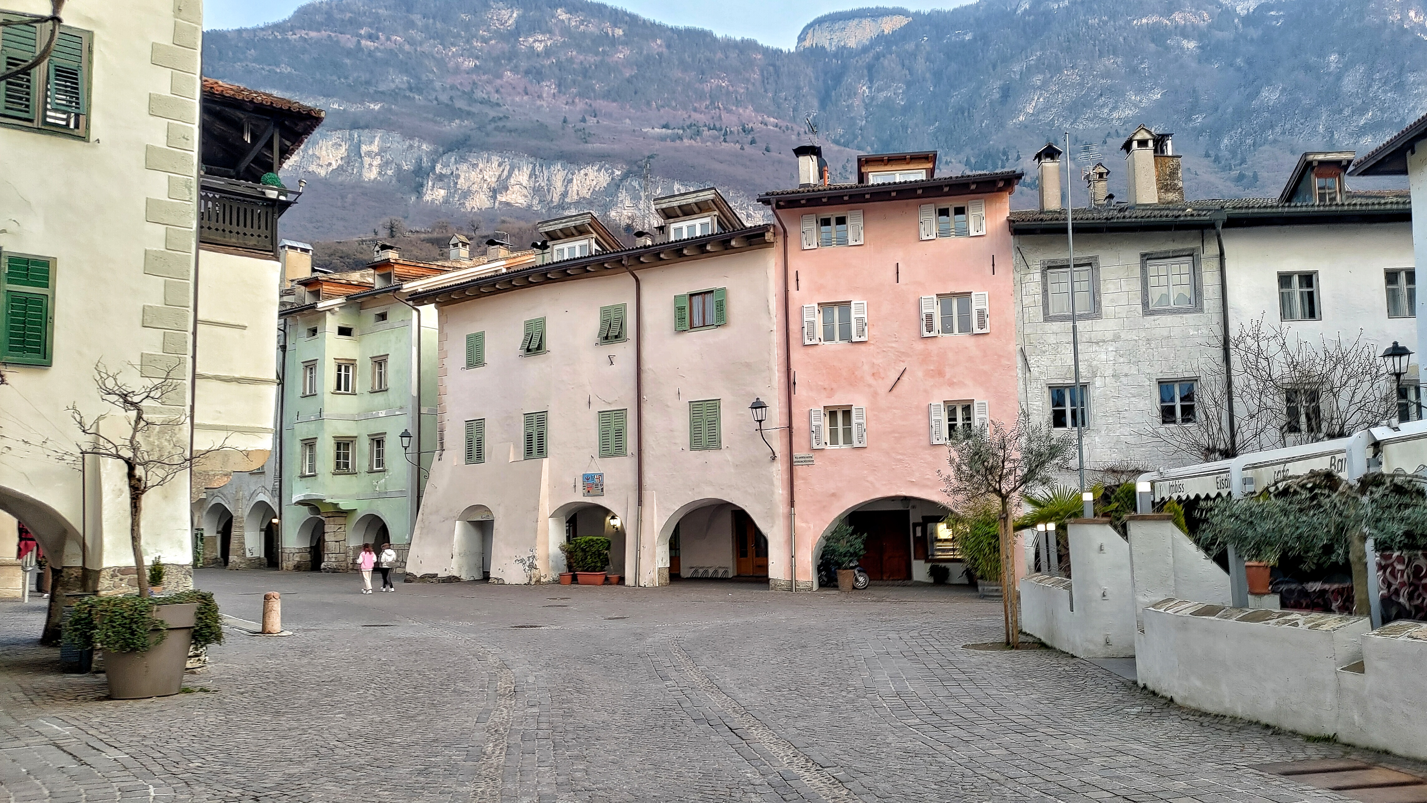 La Piazza di Egna con i palazzi colorati