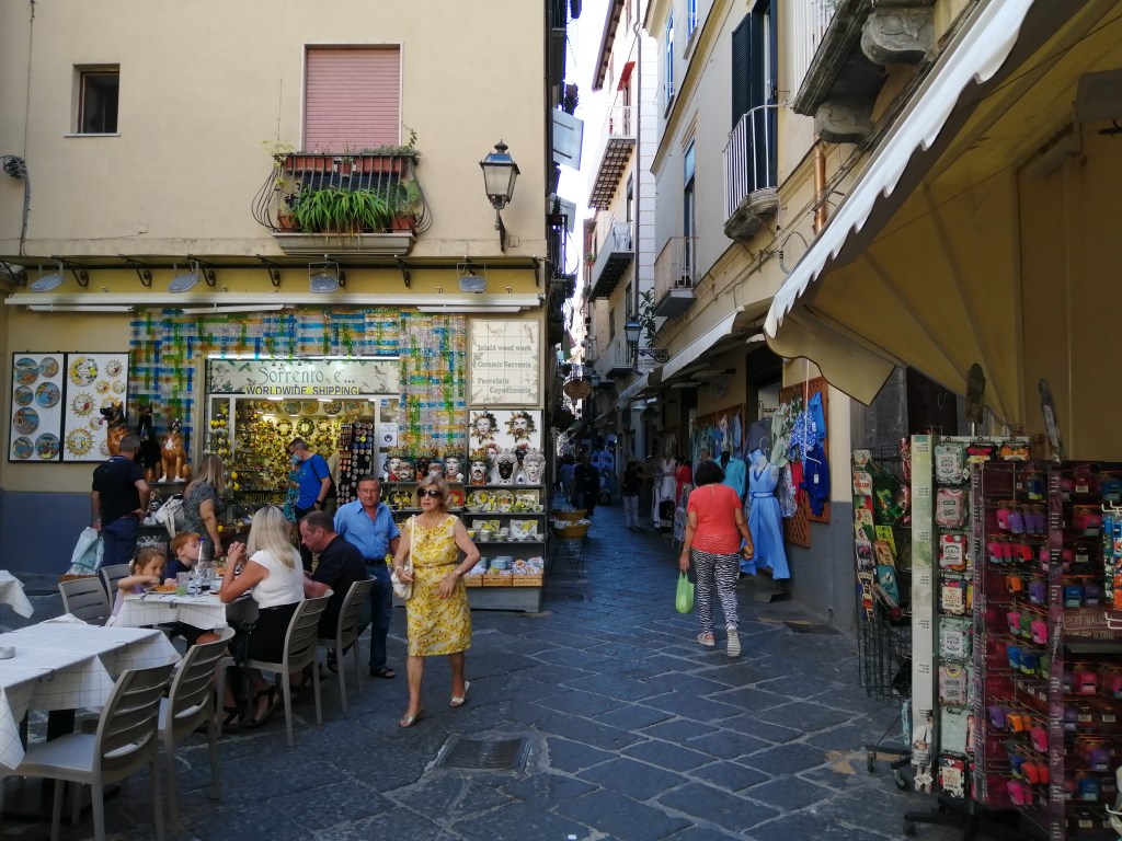 Le caratteristiche strette vie del centro di Sorrento, lungo la Costiera Sorrentina, in Campania