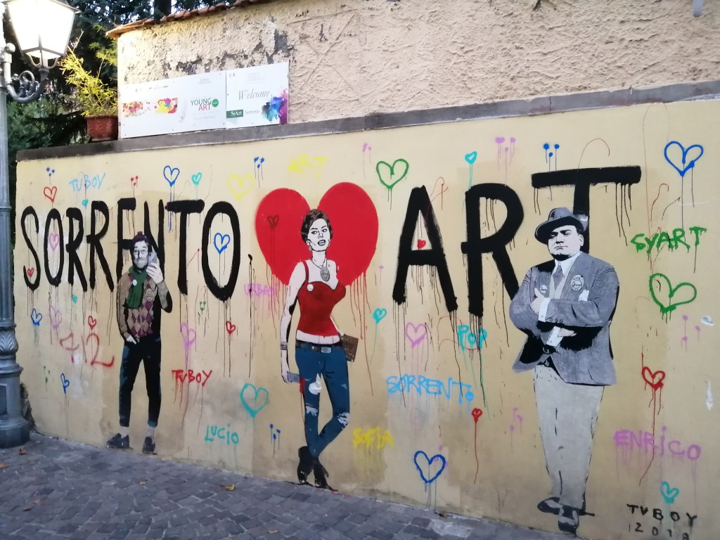 Il murales nel centro di Sorrento intitolato "Sorrento Art" con 3 icone che hanno legato il nome alla città per motivi diversi, ovvero: Lucio Dalla, Enrico Caruso e Sophia Loren