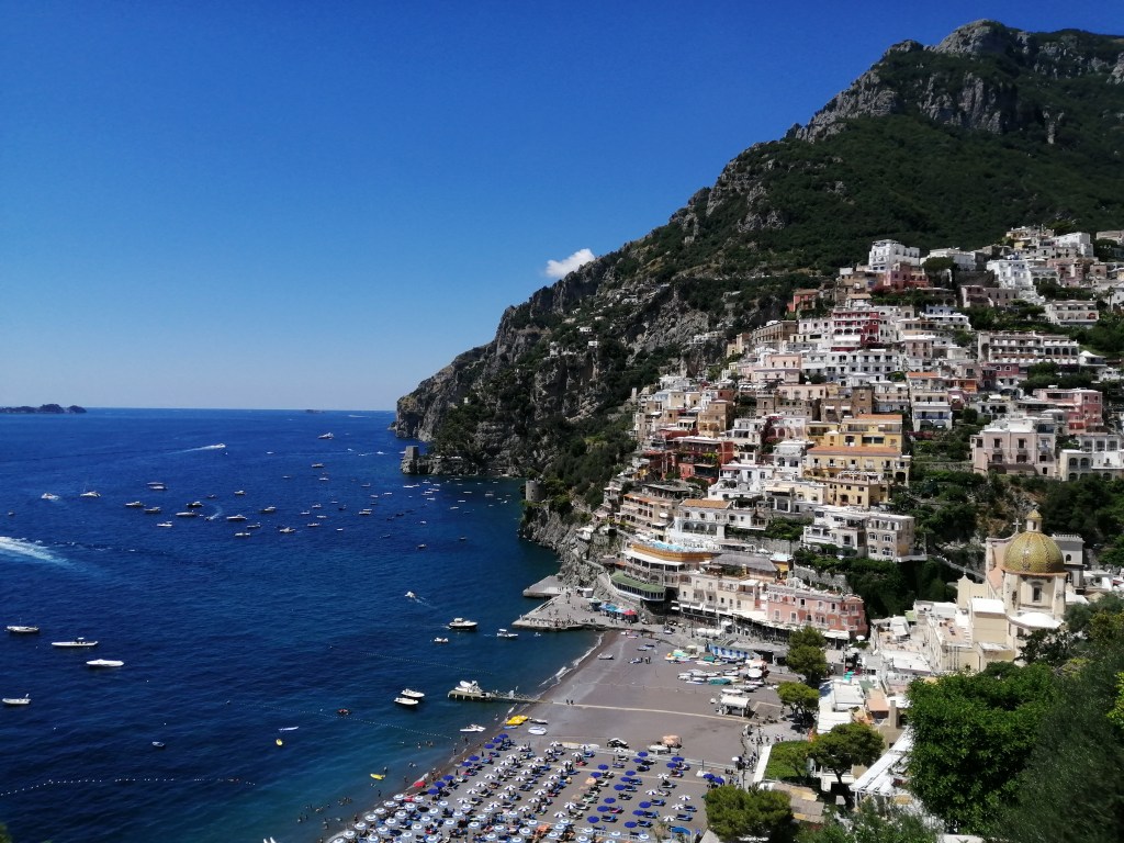 Uno dei panorami più belli al mondo con Positano arrocata su una collina fino a scendere verso il Mar Tirreno, uno dei tanti spettacoli della Costiera Amalfitana