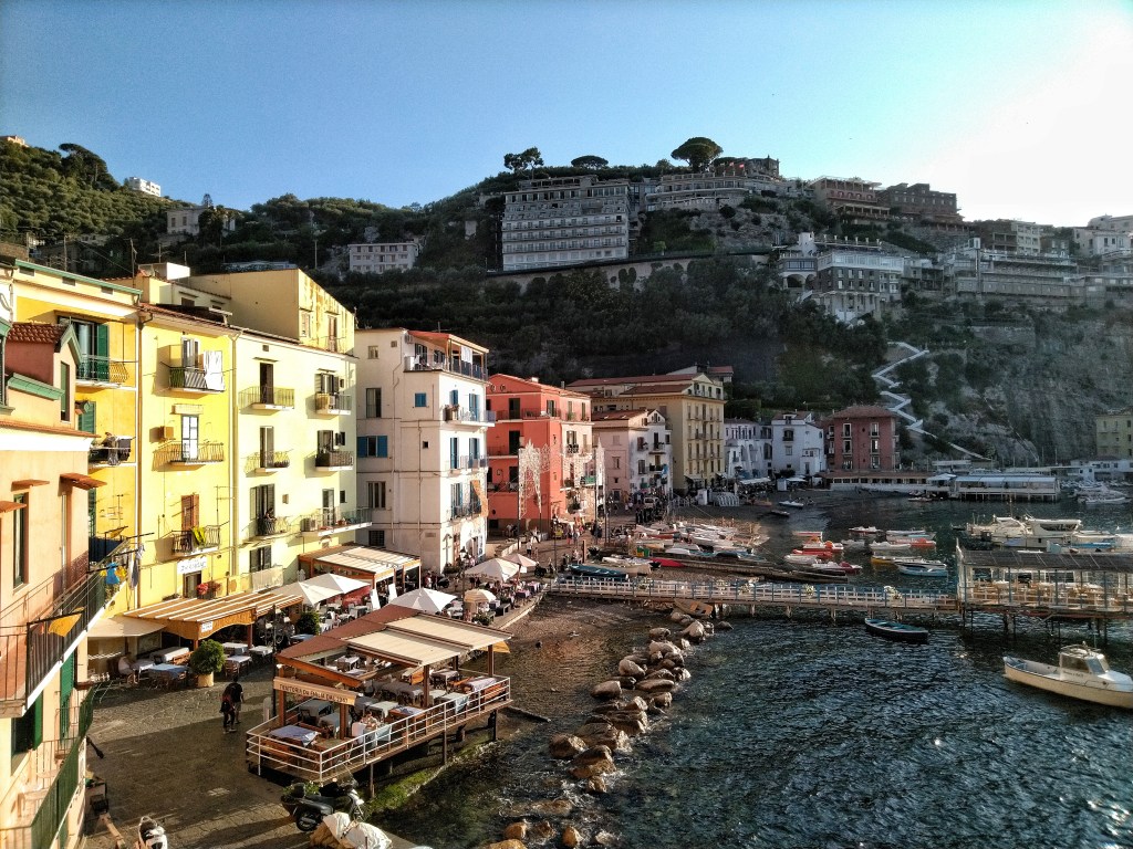La colorata e tradizionale Marina Grande di Sorrento, uno dei luoghi più nascosti e belli della città