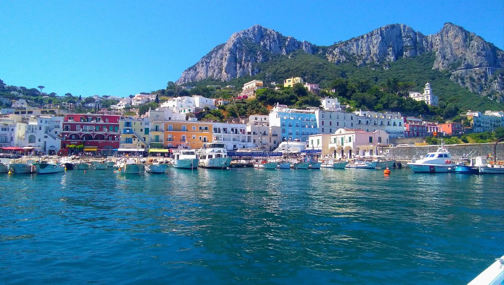 Il colorato porticciolo dell'isola di Capri visto dal mare, Campania