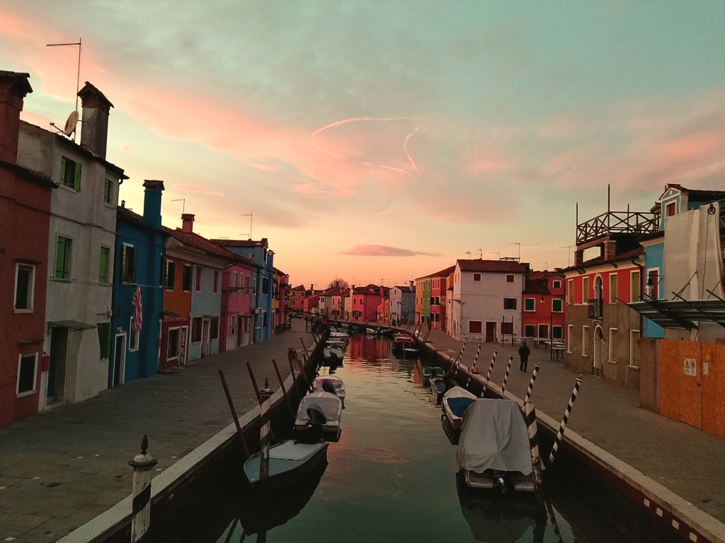 Foto scattata al tramonto sui canali di Burano, sul ponte tra Via Giudecca e Fondamenta del Pizzo. 