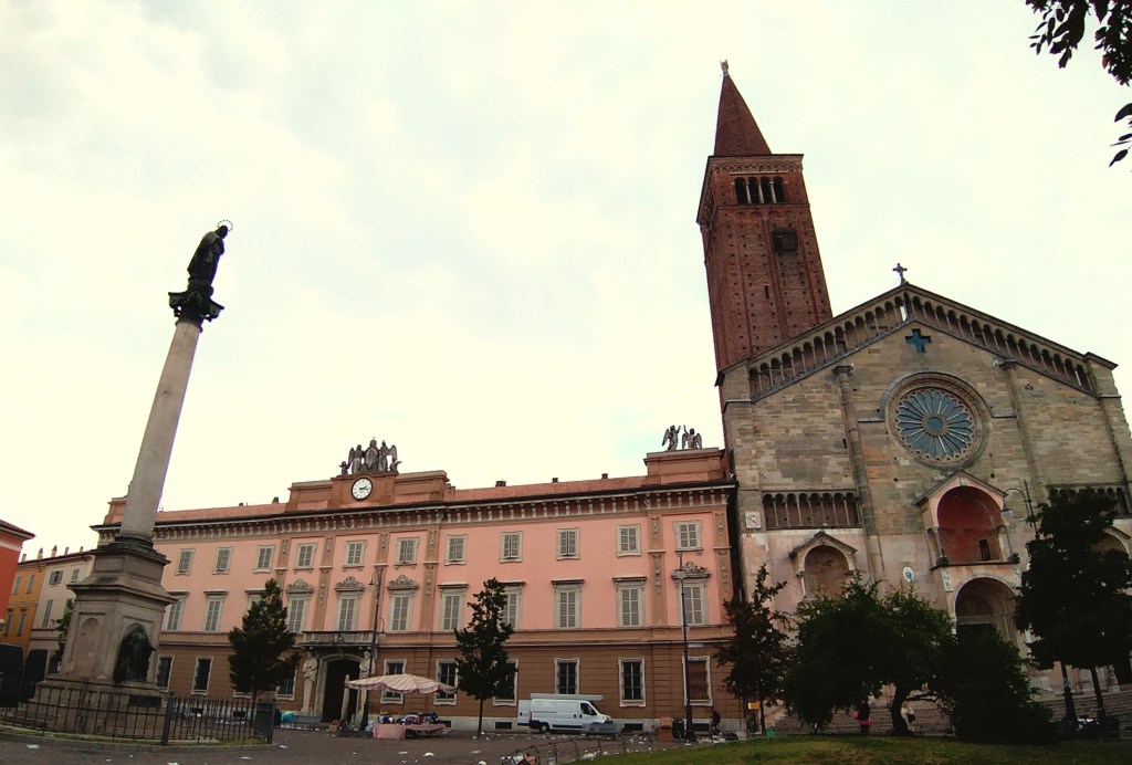Piazza Duomo e il suo campanile nel centro di Piacenza, Emilia Romagna