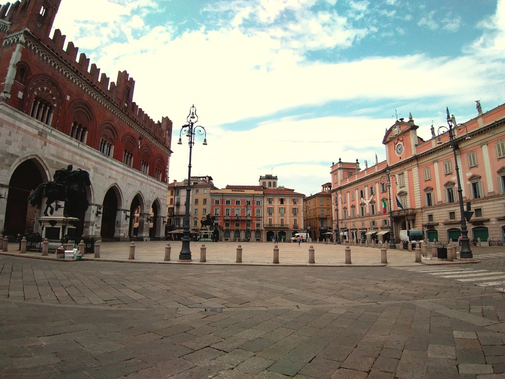 Piazza Cavalli nel centro storico di Piacenza con il Palazzo Gotico sulla sinistra e il Palazzo del Governatore sulla destra. Piacenza, Emilia Romagna