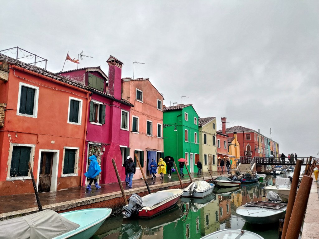 Fondamenta di Cavanella a Burano con i suoi colori vivaci, le barche, i ponti e i canali. Veneto, Italia