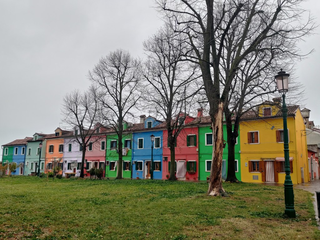 La colorata Corte della Comare a Burano, Veneto