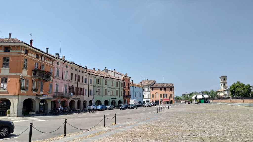 Case colorate nella Piazza di Colorno, Emilia Romagna