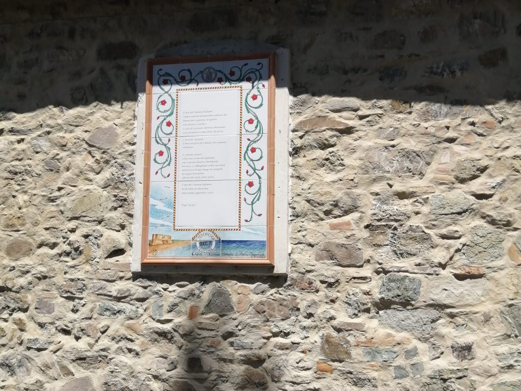 Una delle poesie sui muri delle case di Rocca Imperiale in Calabria, Italia