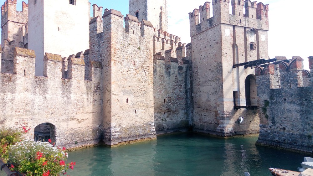 Il Castello Scaligero che si affaccia sul Lago di Garda in Lombardia