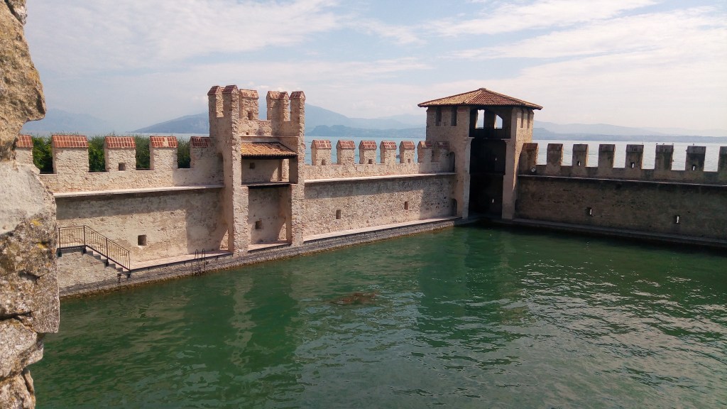 Darsena del Castello Scaligero di Sirmione con vista sul Lago di Garda, Lombardia, Italia