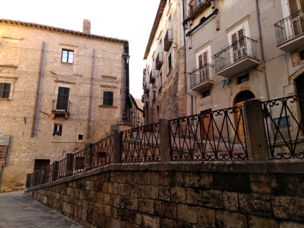 Vicoli del centro storico di Civitella del Tronto, in Abruzzo, Italia