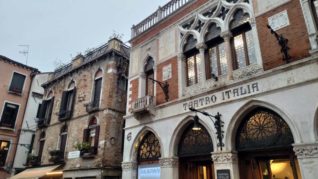 Esterno del Teatro Italia, a Venezia, oggi un supermercato Despar