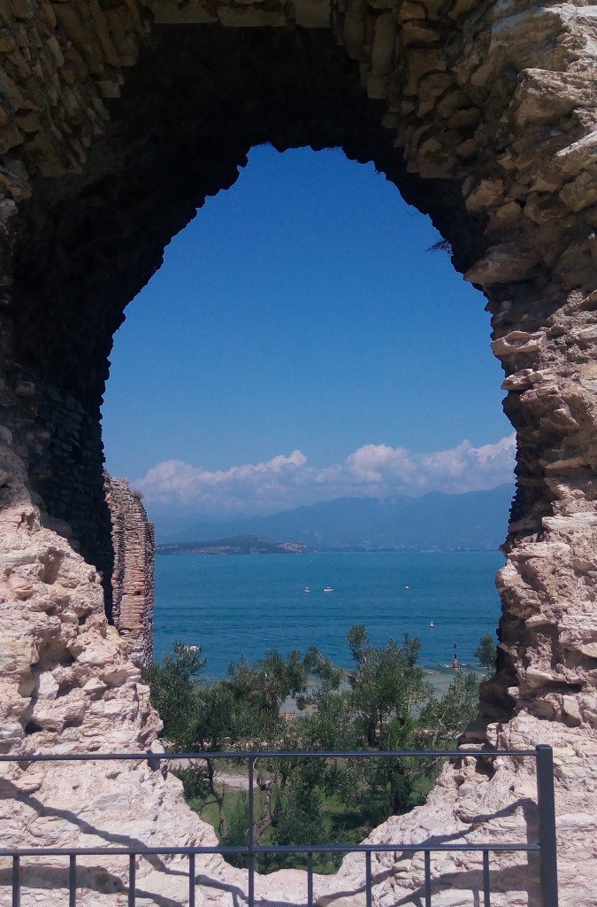 Un suggestivo scorcio delle Grotte di Catullo a Sirmione, sulle rive del Lago di Garda