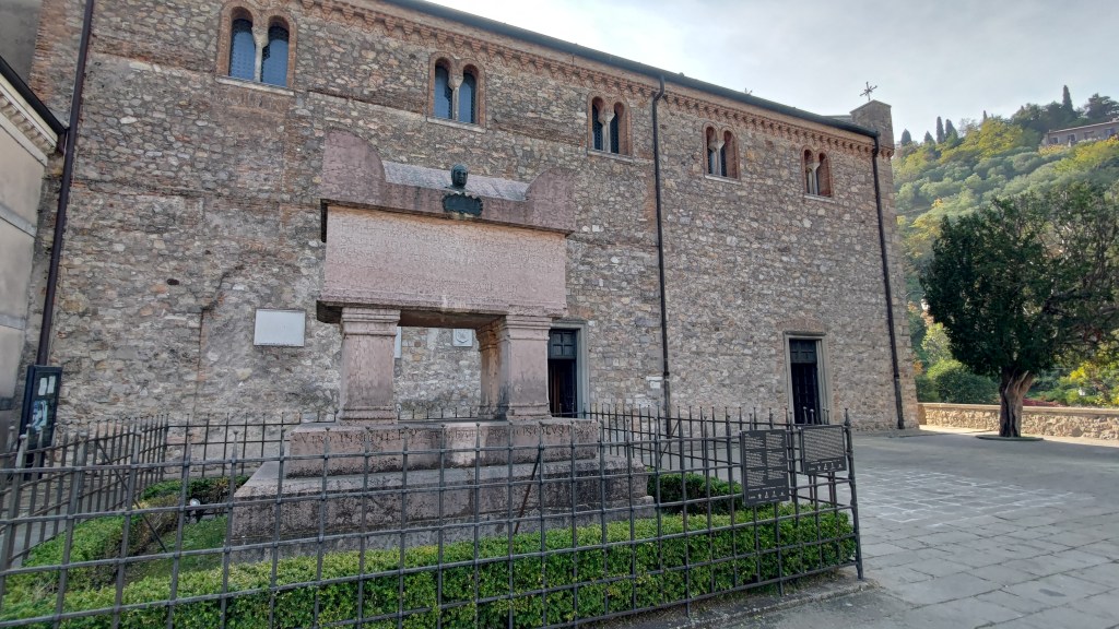 La tomba di Petrarca a Arquà Petrarca, nei Colli Euganei in Veneto