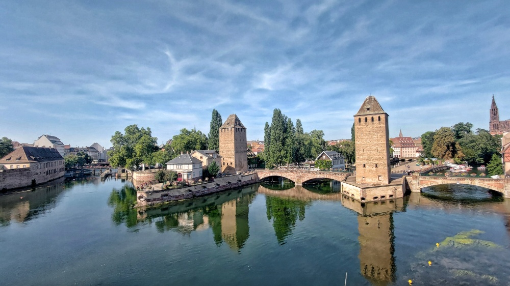 Vista sui canali di Strasburgo e sul quartiere "La Petite France" dalla diga/ponte Vauban
