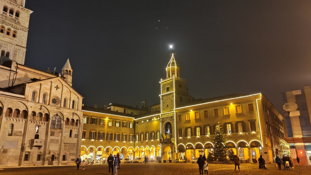 Piazza Grande di Modena con le luci natalizie