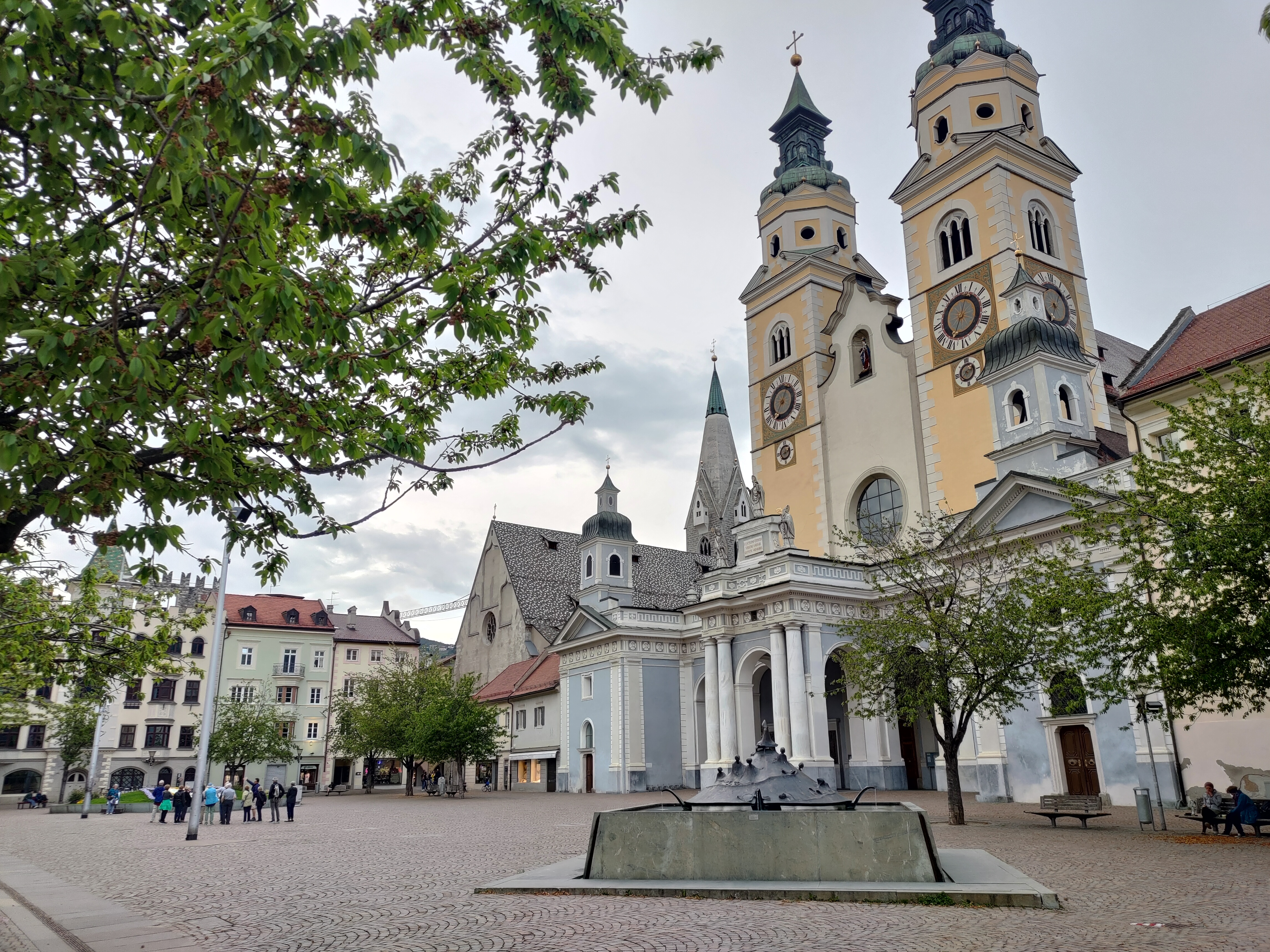 Piazza Duomo con il Duomo in primo piano, Bressanone, in Alto-Adige