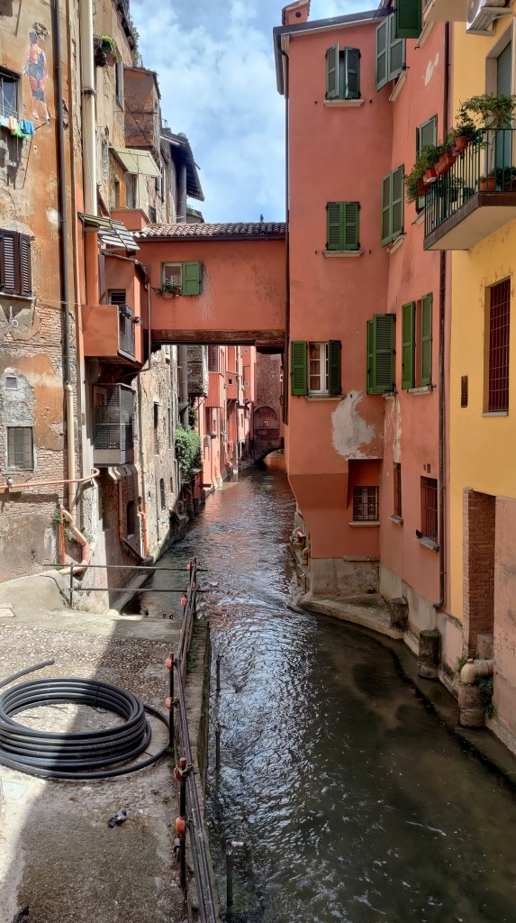 Vista sul Canale delle Moline, il canale nel centro di Bologna