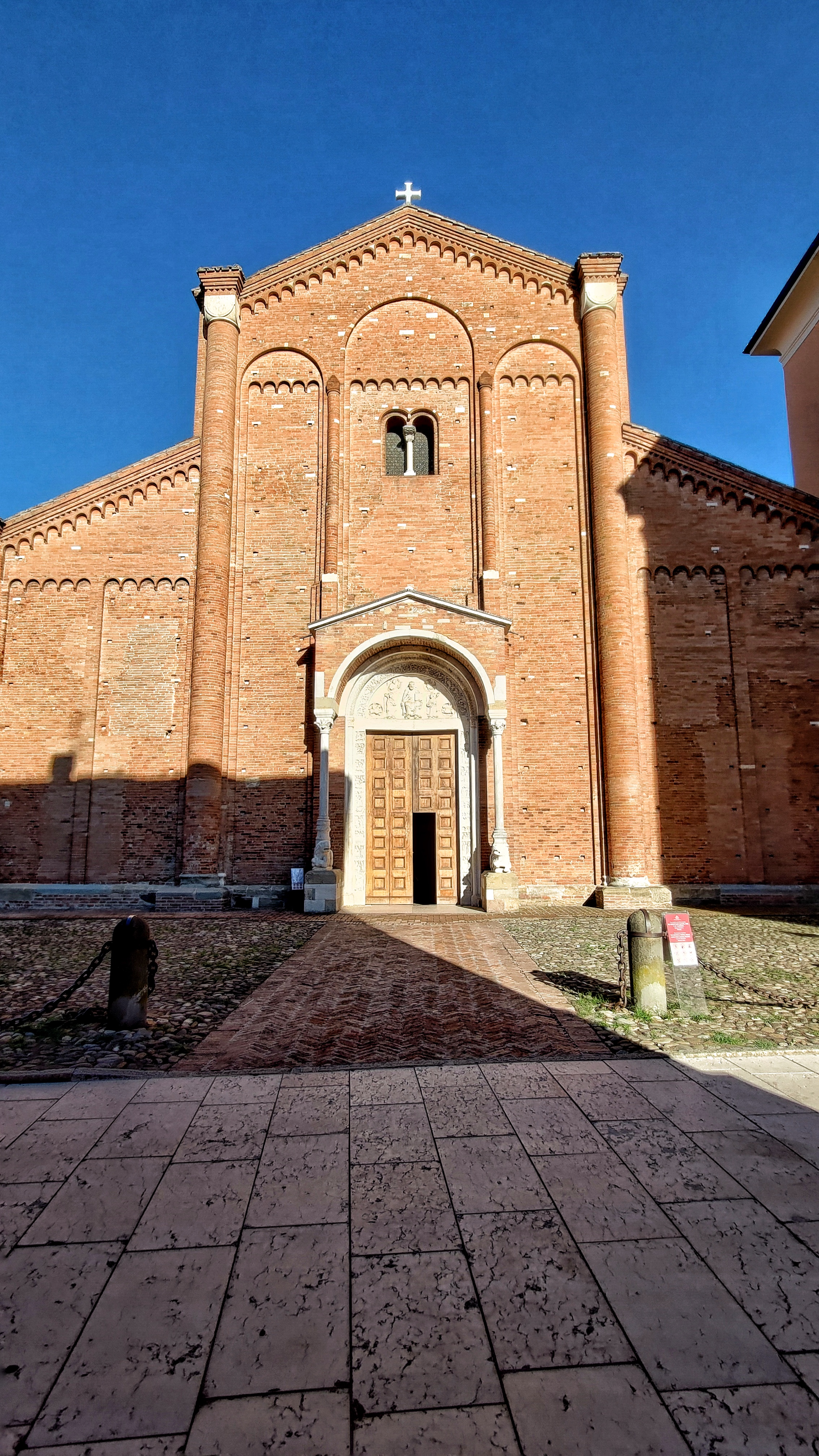 La facciata dell'Abbazia di Nonantola