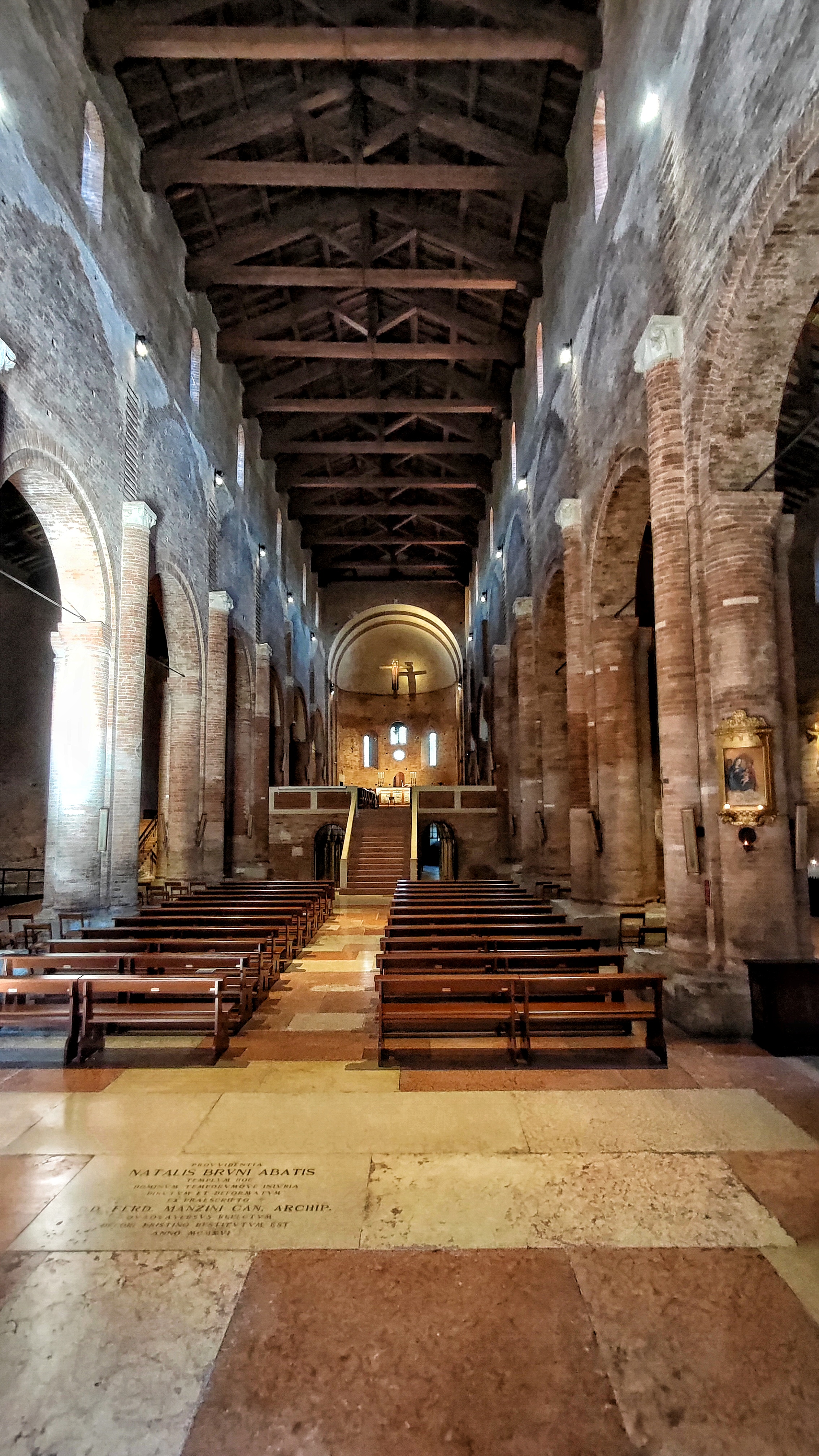 Interno dell'Abbazia di Nonantola