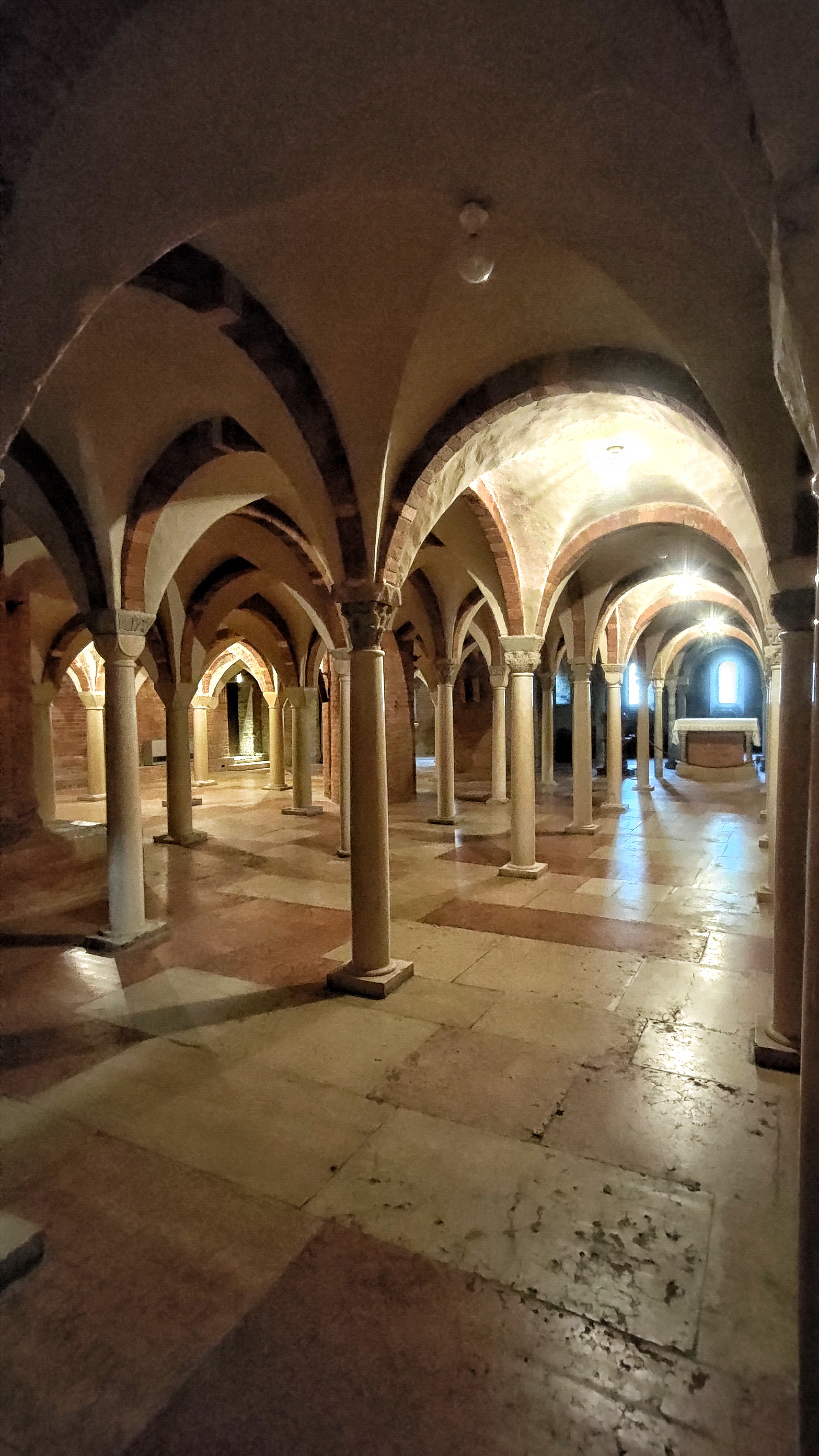 La cripta con le colonne dell'Abbazia di Nonantola
