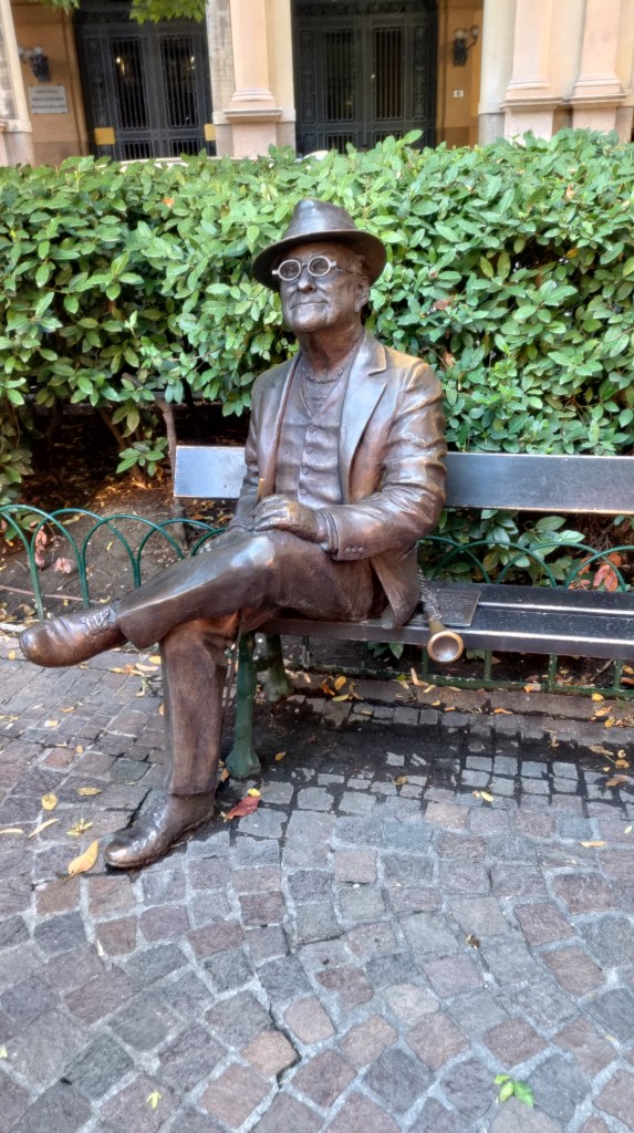La panchina con la scultura di Lucio Dalla in Piazza Cavour a Bologna