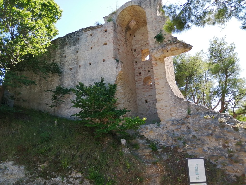 Le rovine del Castello di Grottammare che domina il borgo antico, Marche