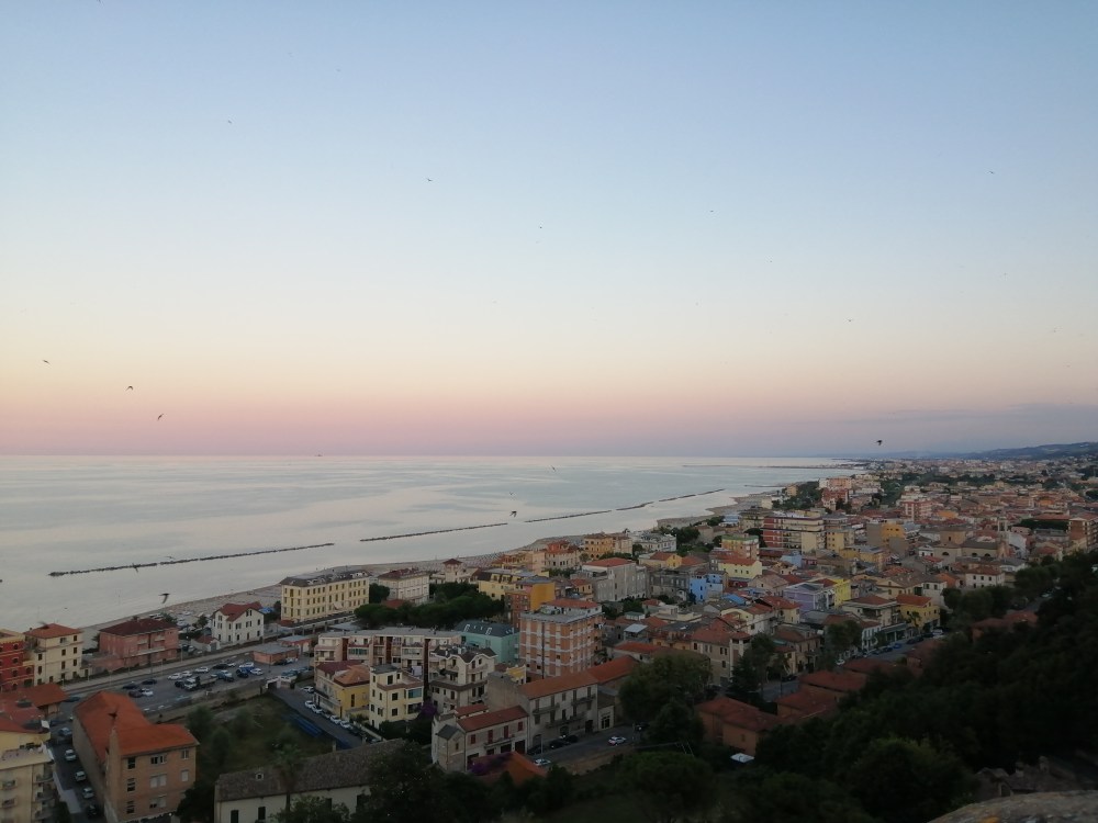 La vista dal borgo di Grottammare sul Mar Adriatico e l'intera costa al tramonto, Marche