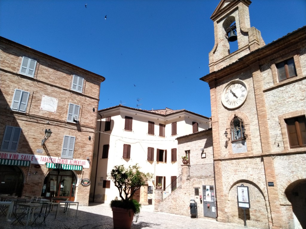 Il bellissimo borgo di Grottammare con Piazza Peretti, una delle cose da vedere a Grottammare, Marche, Italia