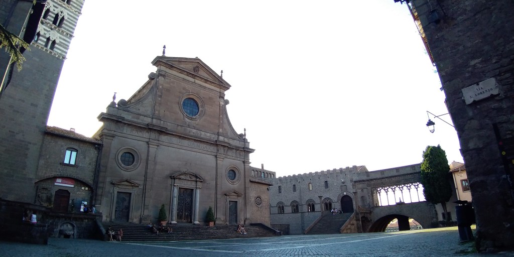 Piazza San Lorenzo a Viterbo con la Loggia dei Papi, la Cattedrale di San Lorenzo e il Campanile