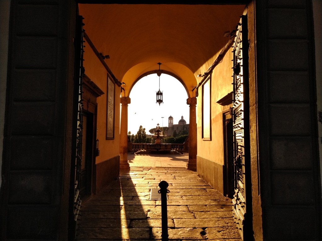 La vista al tramonto verso la Fontana di Palazzo dei Priori, nei pressi di Piazza del Plebiscito, a Viterbo, Lazio