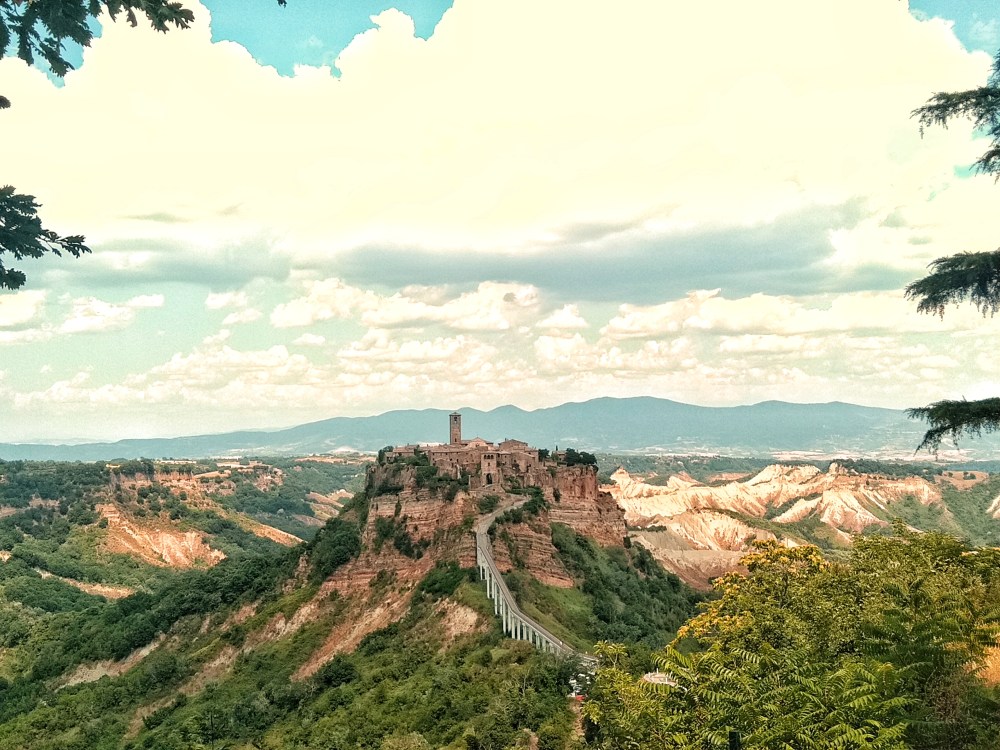 Il suggestivo borgo di Civita di Bagnoregio che pian piano va disgregandosi sotto i piedi, per questo è stato soprannominato "La città che muore". Si trova nel Lazio, in provincia di Viterbo