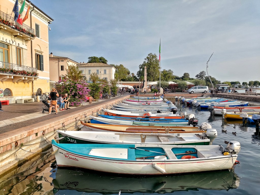 Barche colorate nel Porticciolo di Bardolino sul Lago di Garda