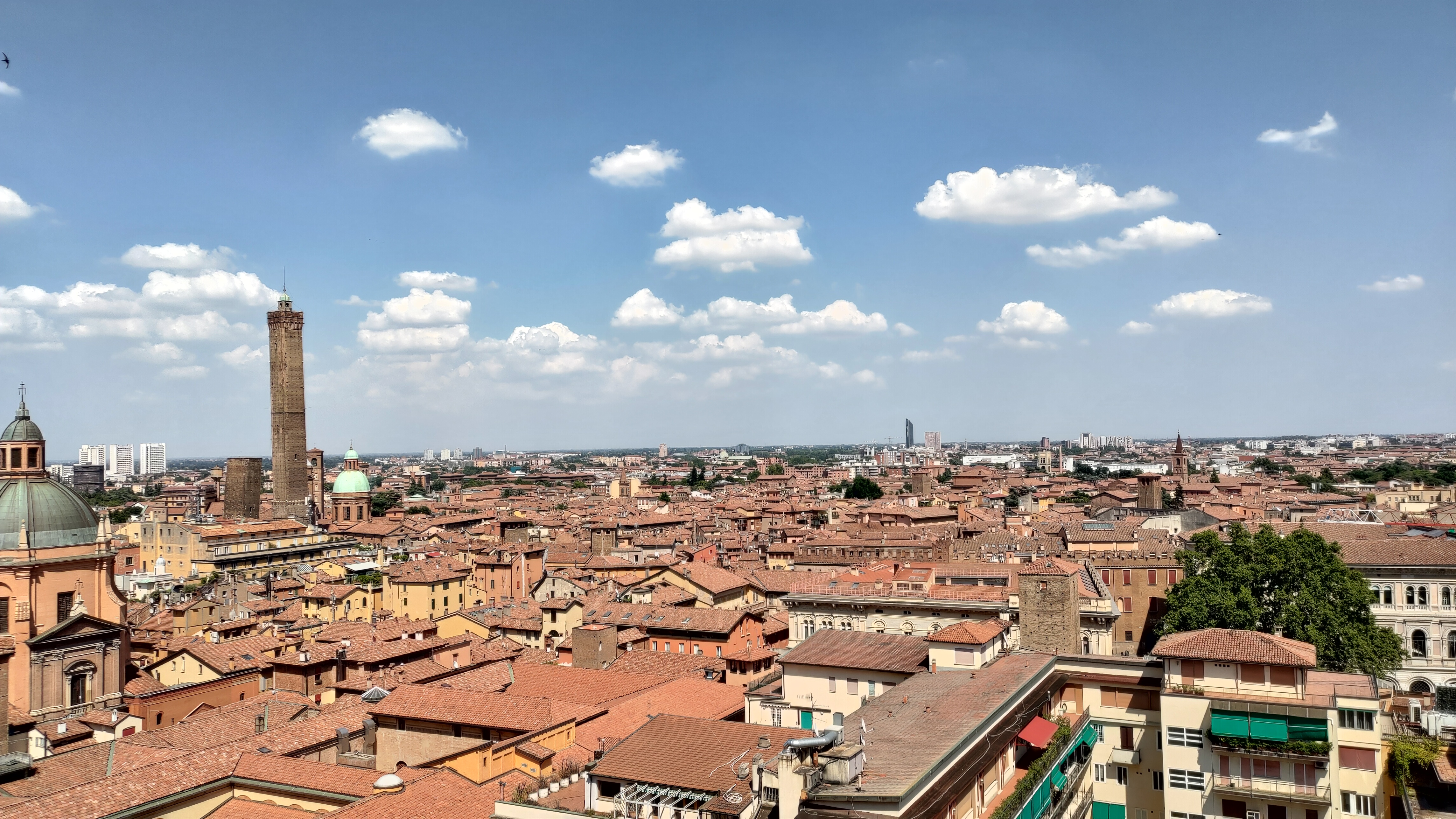 Bologna con i suoi tetti rossi e le famose 2 Torri vista dalla terrazza di San Petronio, Emilia Romagna, Italia
