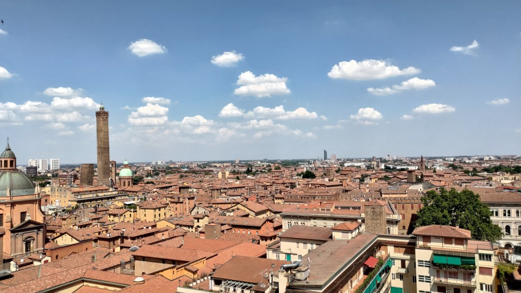 Bologna con i suoi tetti rossi e le famose 2 Torri vista dalla terrazza di San Petronio, Emilia Romagna, Italia