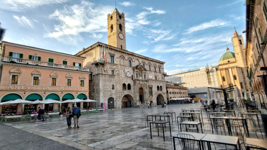 Piazza del Popolo di Ascoli con il Caffè Meletti e il Palazzo dei Capitani del Popolo, Marche