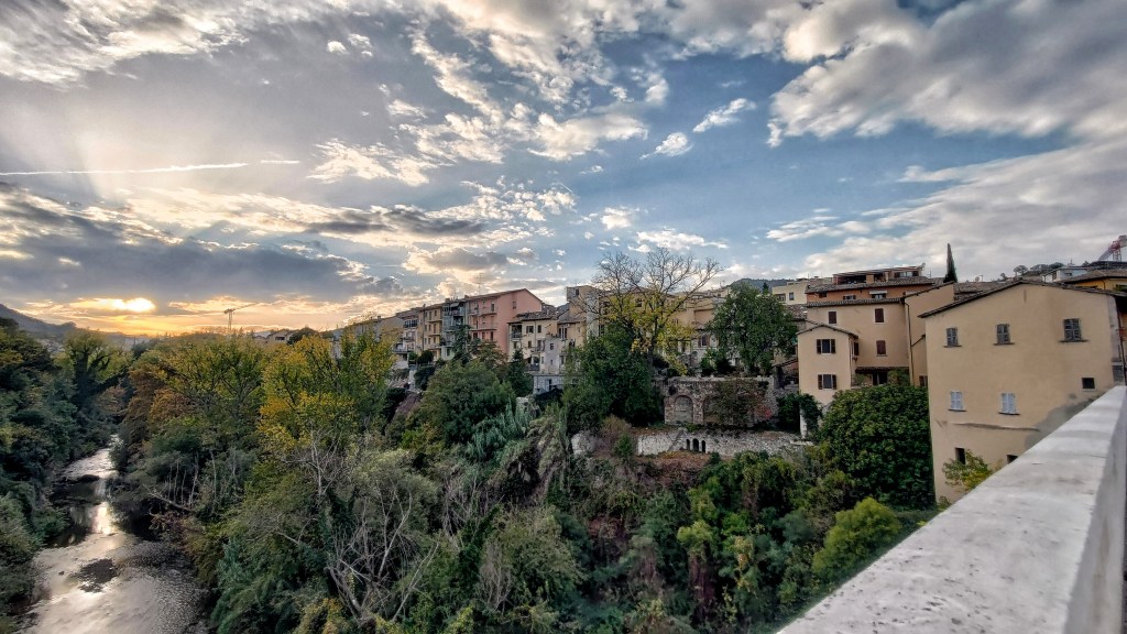 Il quartiere Solestà visto dall'omonimo Ponte nella città di Ascoli, Marche