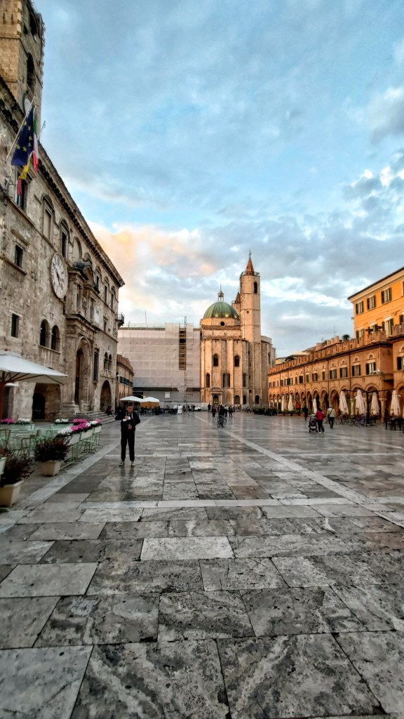 Veduta di Piazza del Popolo con la Chiesa di San Francesco ad Ascoli Piceno, Marche