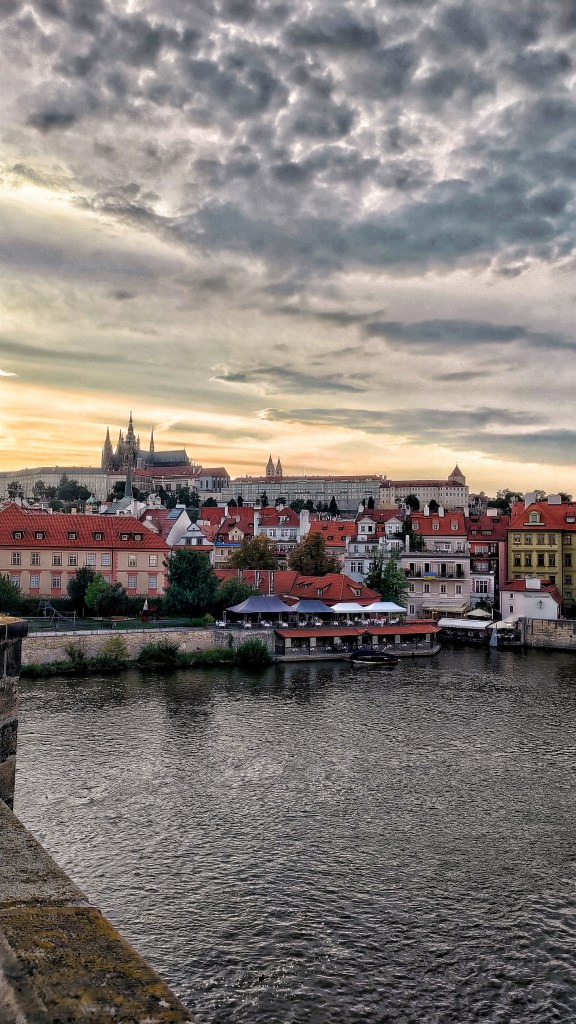 Il Castello di Praga nel quartiere di Malá Strana visto da Ponte Carlo al tramonto, Cechia