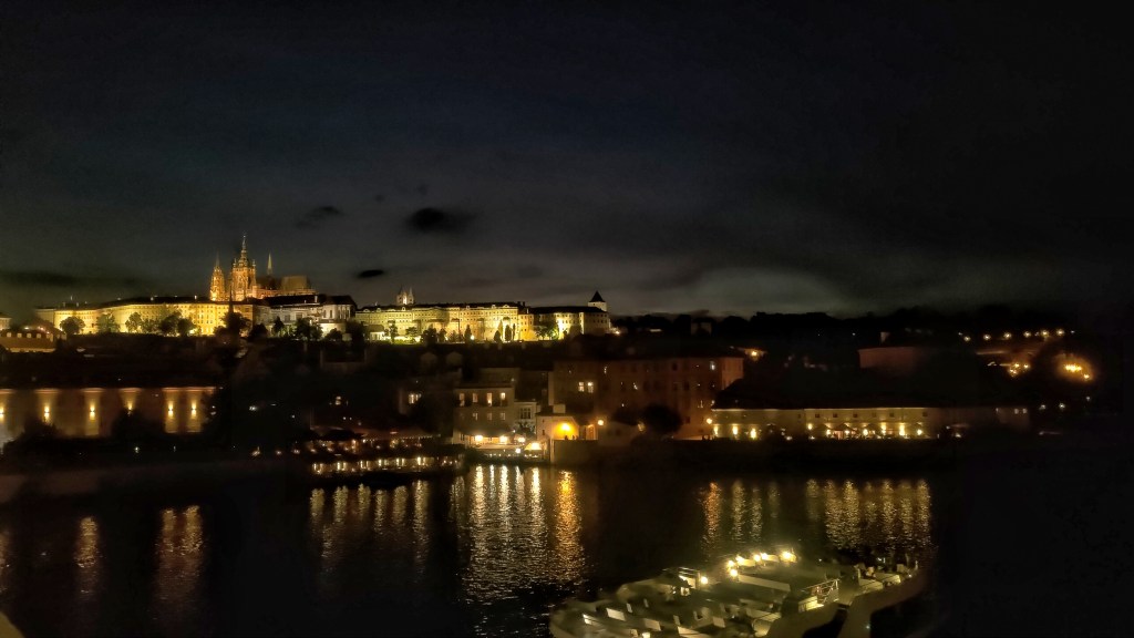 Il Castello di Praga di notte, in un'atmosfera quasi fiabesca. Praga, Cechia